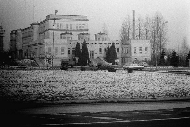 Budynek szpitala MSW (dziś MSWiA) od strony ul. Krakowskiej. Na zdjęciu widoczny milicyjny radiowóz. 
Data: 13 stycznia 1981 r. 