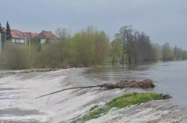 Stany ostrzegawcze przekroczone są obecnie  jeszcze w trzech punktach pomiaru.