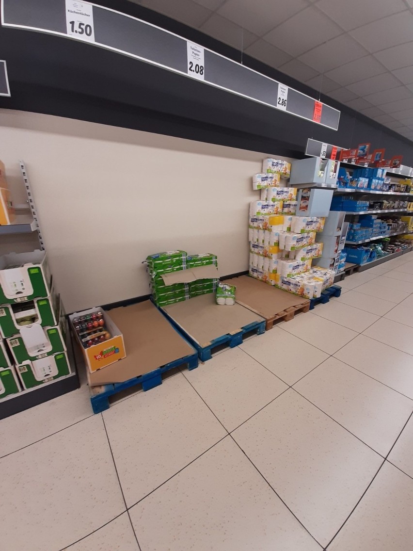 W niektórych marketach w Niemczech opustoszały półki,...