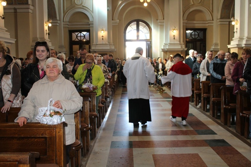 W kościołach w Radomsku trwa święcenie pokarmów przed...