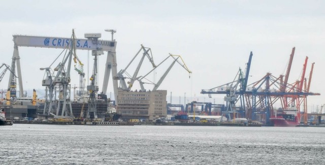 Kontrola zawartości substancji ropopochodnych w wodach Portu Gdańsk. Punkty monitoringu w trzech miejscach