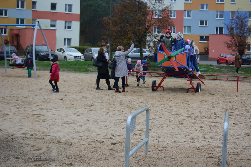 Wyczekiwany plac zabaw na osiedlu Lotnisko znowu działa [wideo, zdjęcia]