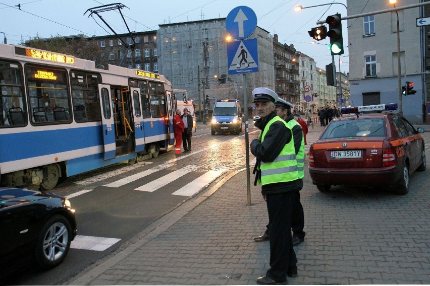 Wrocław: 80-letnia kobieta potrącona przez tramwaj (ZDJĘCIA)