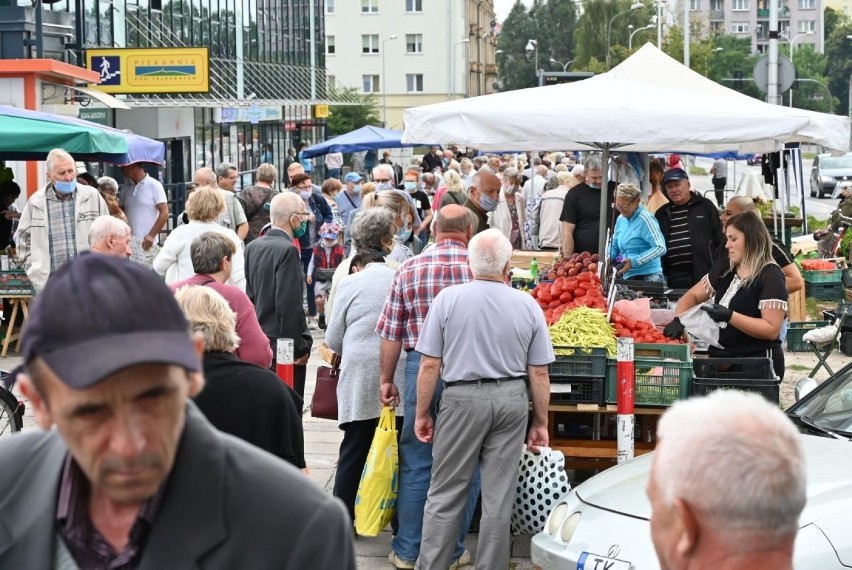 Tradycyjne wtorkowe bazary w Kielcach we wtorek przyciągnęły...