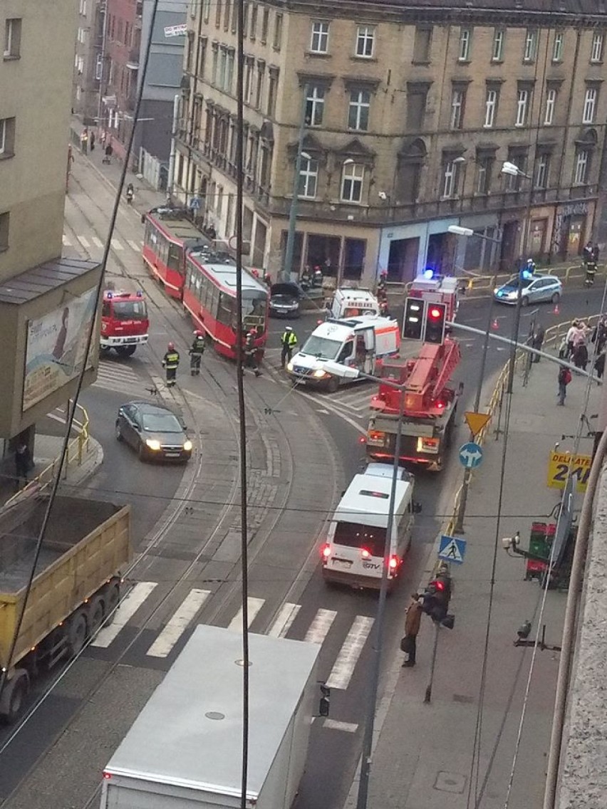Wypadek w Bytomiu. Osobówka wjechała w tramwaj, są ranni [ZDJĘCIA]