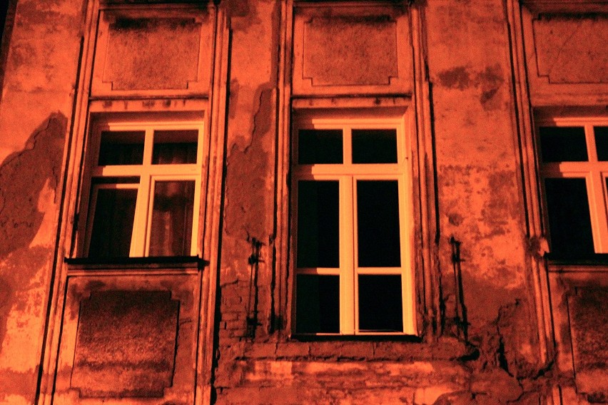 Trzy osoby wypadły z okna kamienicy przy ul. Zarzewskiej w Łodzi
