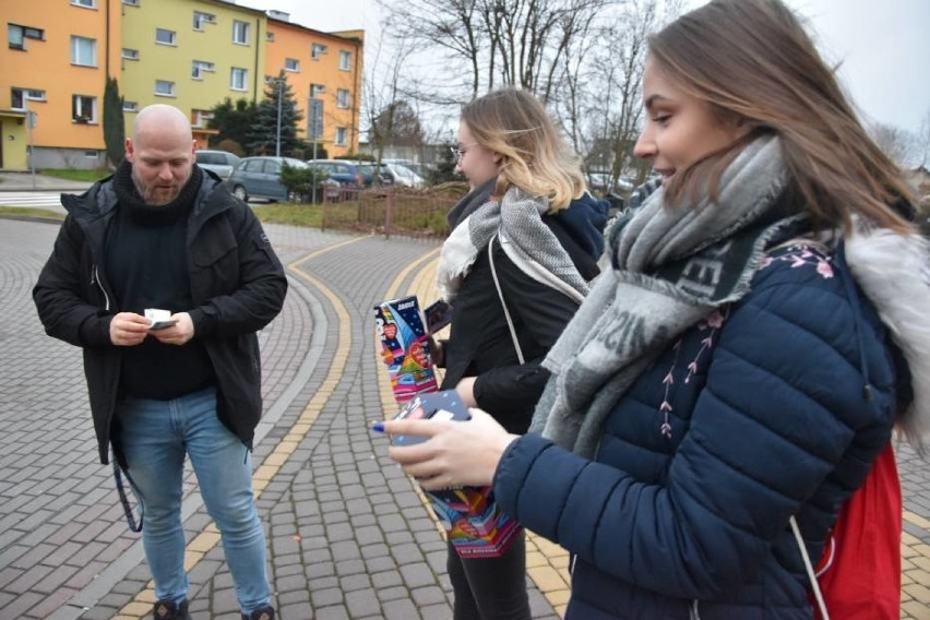 Lokalizacja: Sklep sieci "Żabka"
Miejsce skarbonki: Przy...