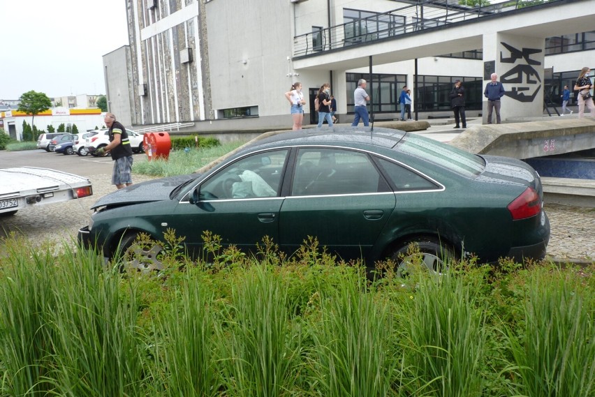 Audi wjechało w wioślarza przy MDK w Radomsku [ZDJĘCIA]