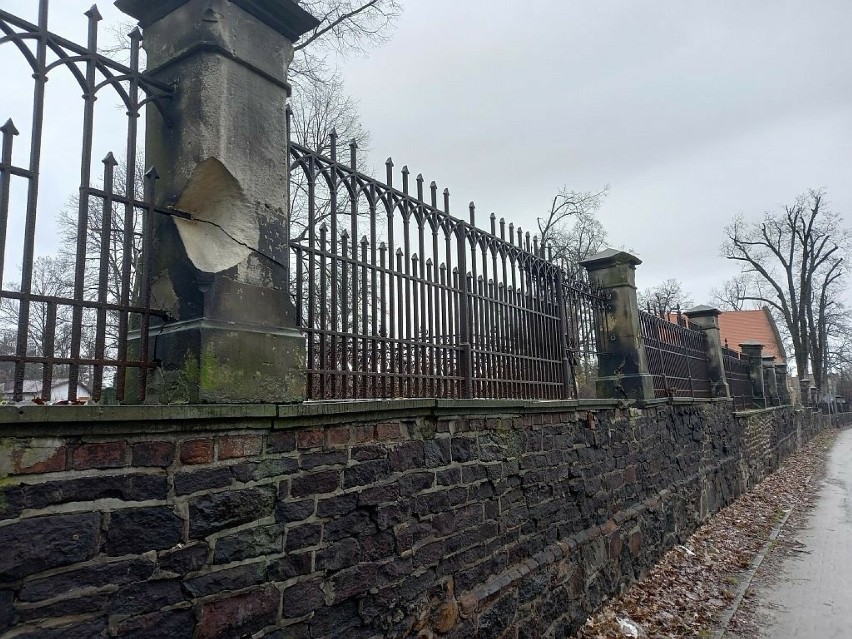 Naprawione zostanie zniszczone ogrodzenie XVIII-wiecznego...