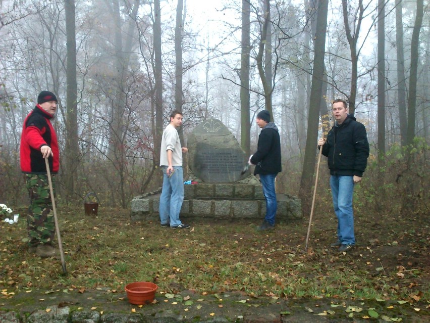 Członkowie grupy rekonstrukcyjnej przy pomniku w Boreczku