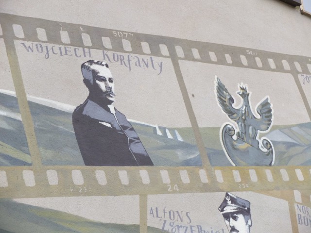 Mural na budynku Opolskiego Urzędu Wojewódzkiego ma formę taśmy filmowej.