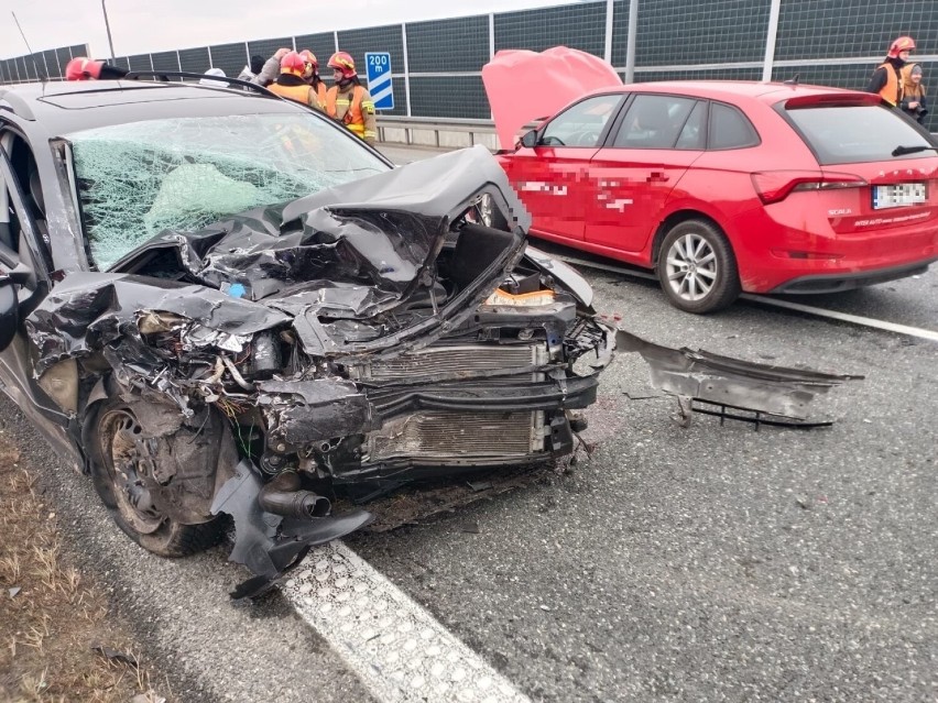 Wypadek na A4 koło Tarnowa, trzy osoby ranne po zderzeniu...