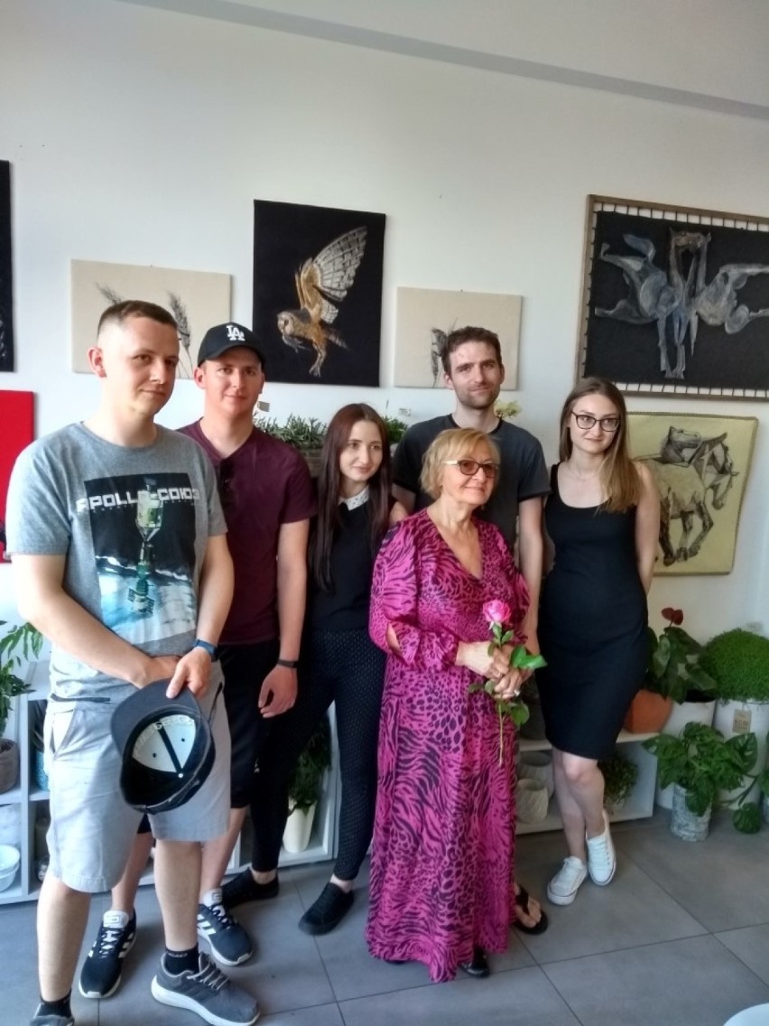  Niezwykła aranżacja kwiaciarni w Baninie - wystawa „Igłowanki” Lucyny Kryńskiej