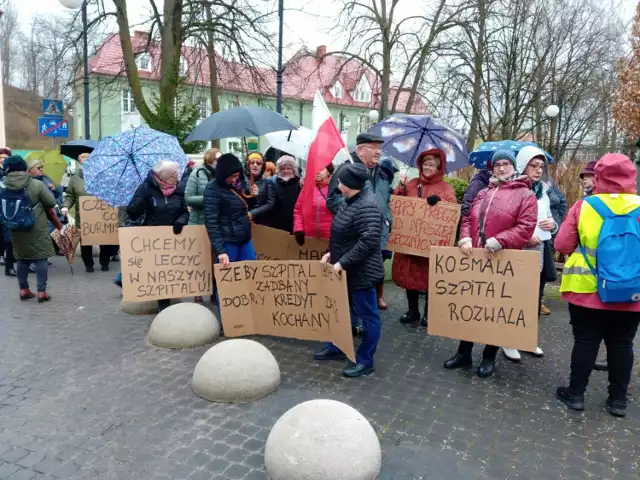 Mieszkańcy Miastka stracili cierpliwość. Zorganizowali protest w obranie szpitala. Dziś (piątek) zgromadzili się przed ratuszem z transparentami i weszli na posiedzenie rady miejskiej. Było gorąco.