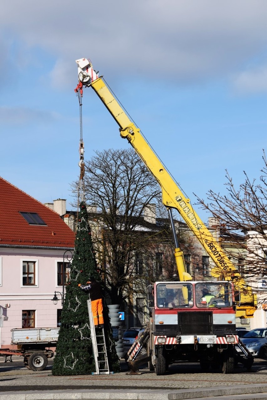 Choinka na Rynku w Sieradzu zdemontowana. To był ostatni element świątecznego wystroju miasta