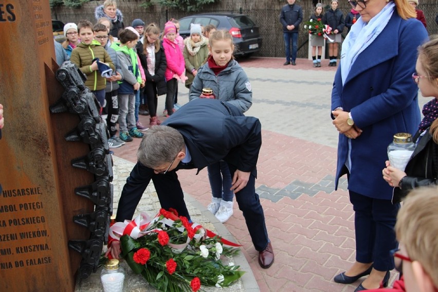 Szamotuły. Kwiaty pod pomnikiem generała Maczka w 127 rocznicę urodzin