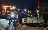 Cysterna uderzyła w stojącego na poboczu tira. Urwała sie szoferka, a silnik wypadł na jezdnię. Ranny jest kierowca.