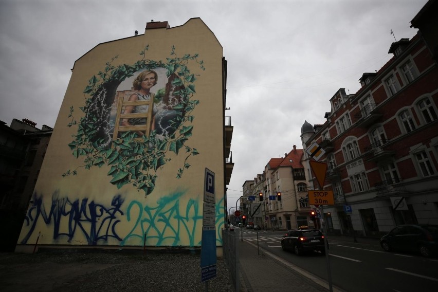 Zniszczony mural przedstawiający Krystynę Bochenek w centrum...