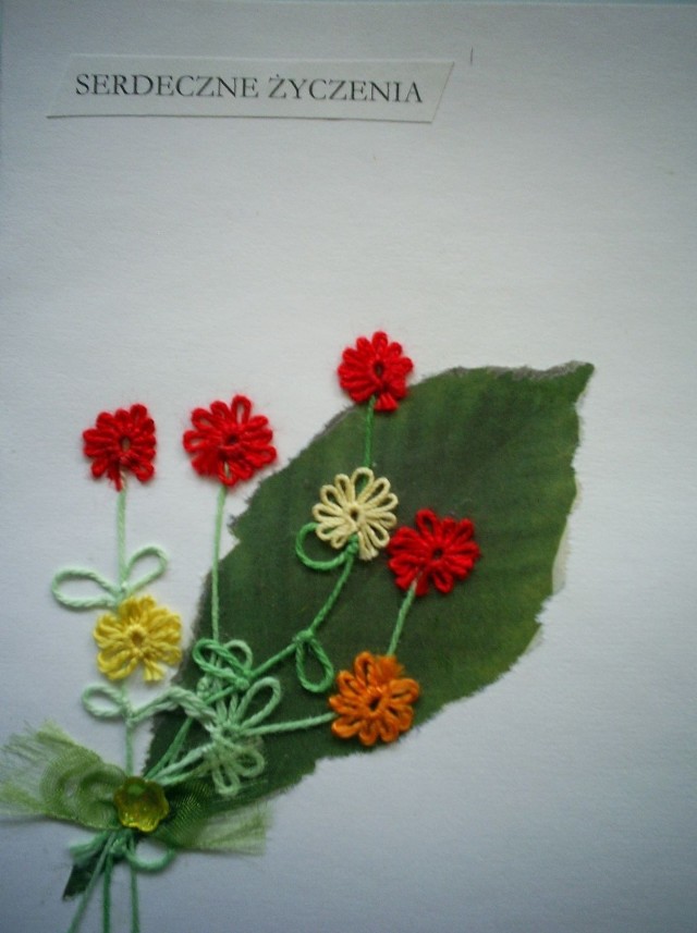 Kartka wykonana techniką frywolitki. Delikatne kwiatki naklejone na liść z materiału.
Fot. Dorota Michalczak