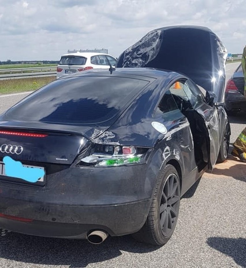 Wypadek na autostradzie A2. Zderzyły się trzy samochody, jeden z nich dachował