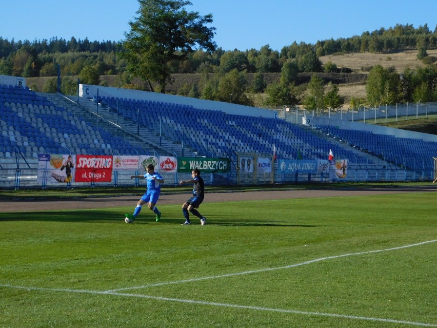 Piłkarze IV-ligowego Górnika Wałbrzych pokonali na swoim boisku 3:0 Zjednoczonych Żarów