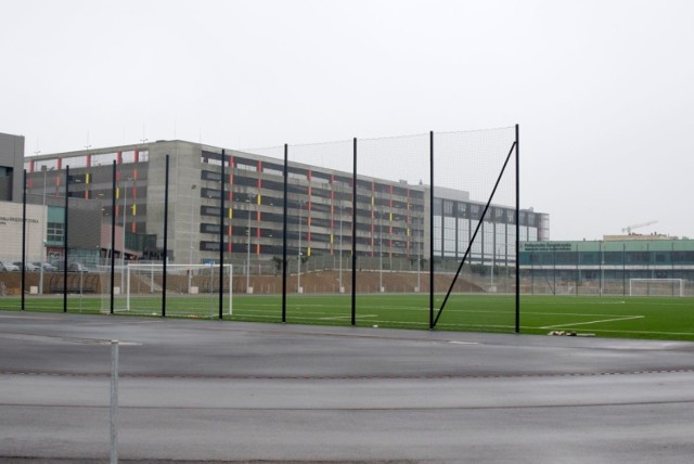 Nowy stadion w Kielcach - Politechniki świętokrzyskiej jest już prawie gotowy. Wiosną 2021 roku będą mogli korzystać już z niego sportowcy. Swój dom będą wreszcie mili piłkarze Politechniki, tu trenować mogą też lekkoatleci. Gotowe jest już boisko ze sztuczną trawą, gotowe są zadaszone trybuny, bieżnia czeka tylko na położenie tartanu. Stadion wybudowany został na terenie Politechniki, tuż obok wielopiętrowego garażu Galerii Echo. 

Na kolejnych slajdach zobaczcie jak wygląda nowy kielecki stadion - Politechniki Świętokrzyskiej 