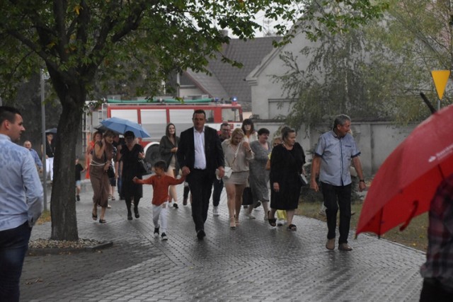 Dożynki w Dalewie przerwała ulewa. Mieszkańców i zaproszone osoby ugościła "Niezapominajka"