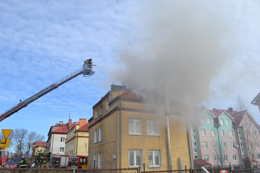 Pruszcz Gd.: Pożar domu przy SP nr 3. Rodzina straciła mieszkanie [ZDJĘCIA]