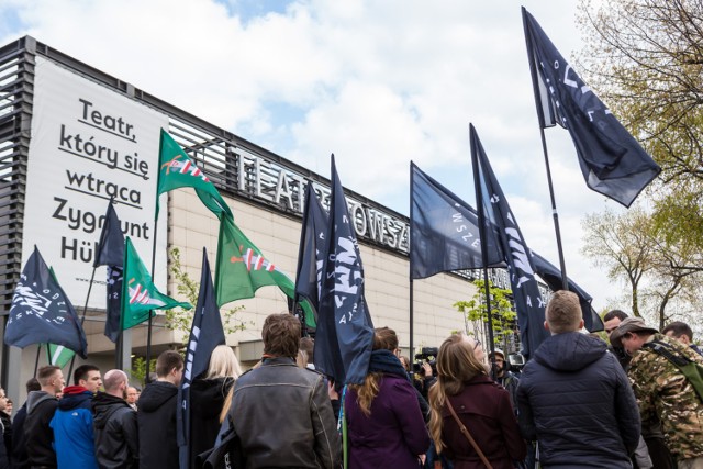 Protest przed Teatrem Powszechnym. Narodowcy zapowiadają oblężenie instytucji