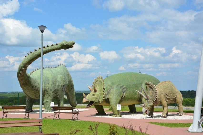 Park dinozaurów z wieżą widokową w Głobikowej k. Pilzna....