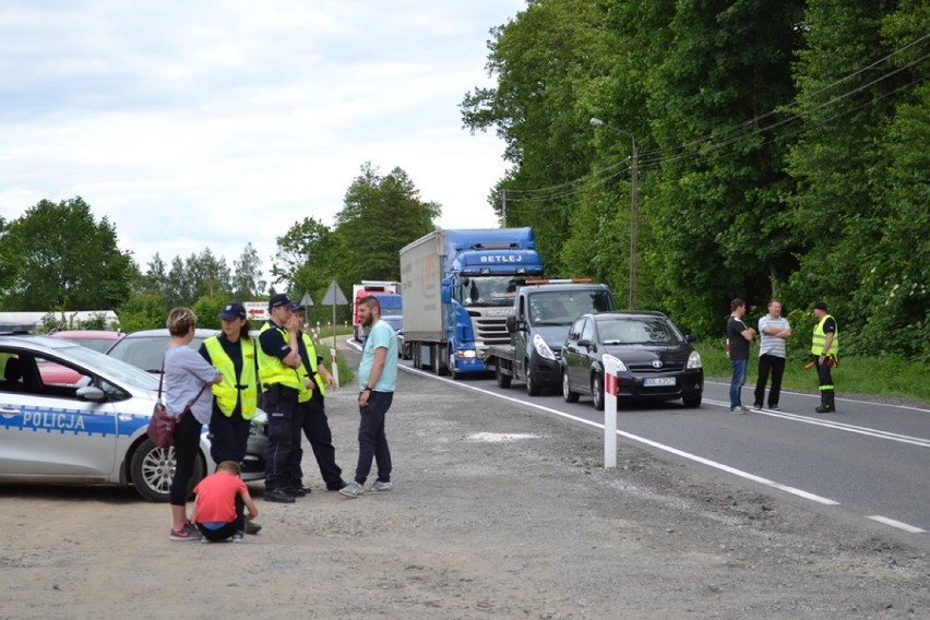 Blokada drogi krajowej nr 25 w Ose w gminie Międzybórz (GALERIA)