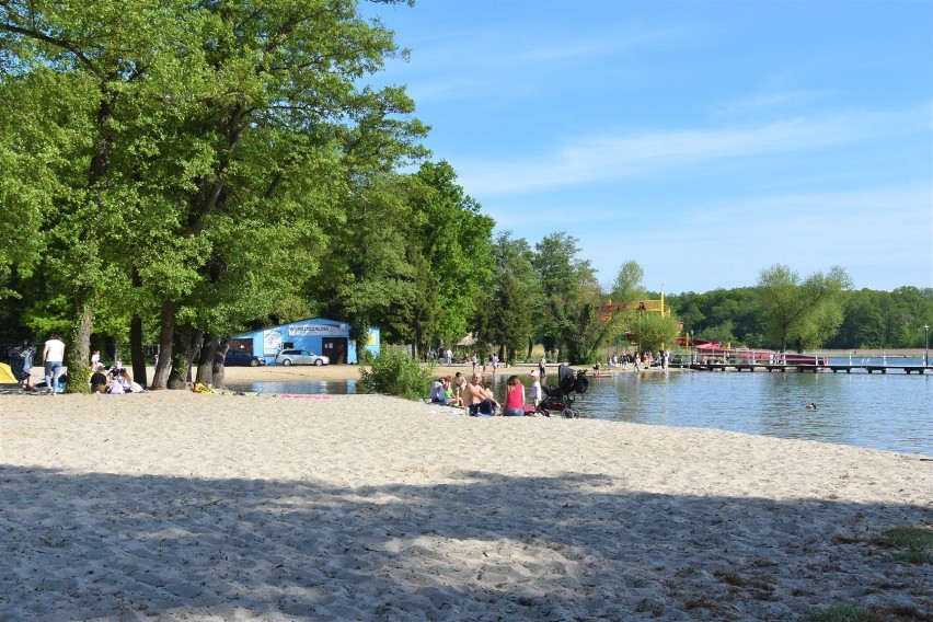 SŁAWA. Pierwsze kempingi i tłumy spacerowiczów nad Jeziorem Sławskim. Jak będzie wyglądał sezon letni? [ZDJĘCIA]