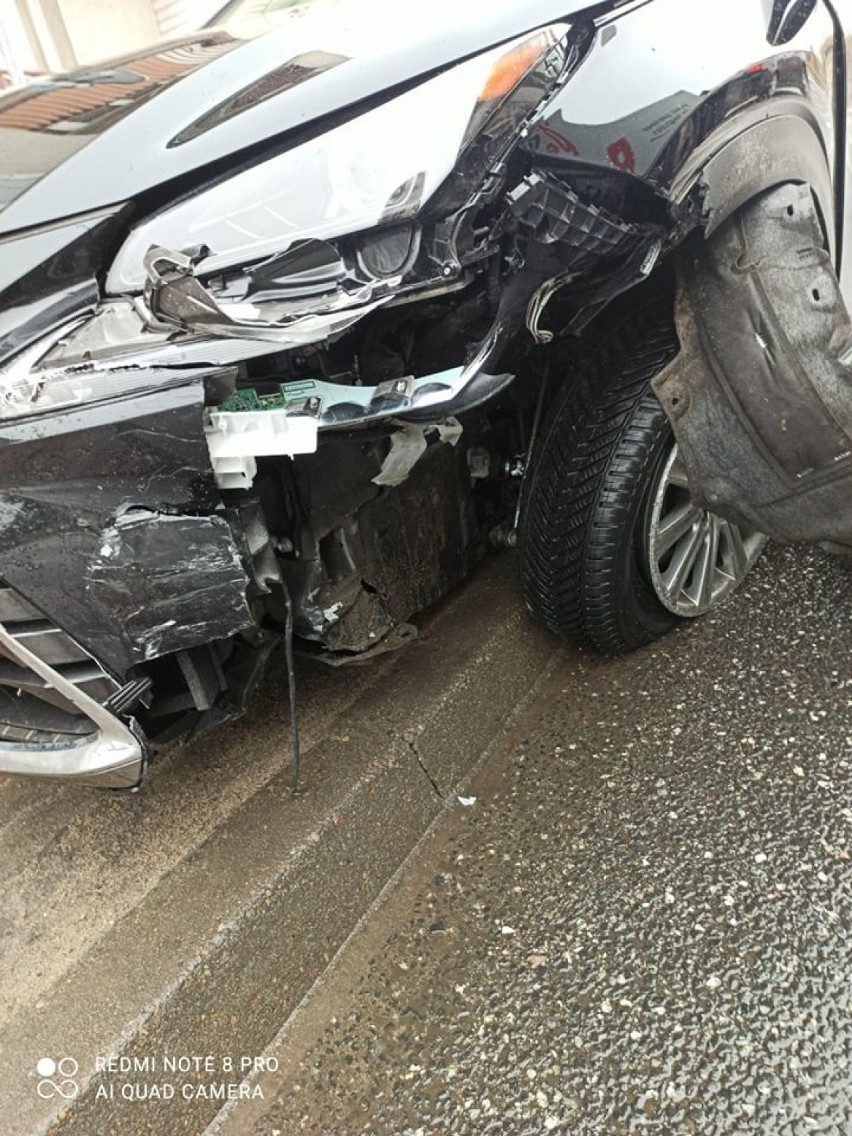 Wypadek w Makowie Mazowieckim. Na skrzyżowaniu zderzyły się dwa samochody osobowe. 02.02.2022