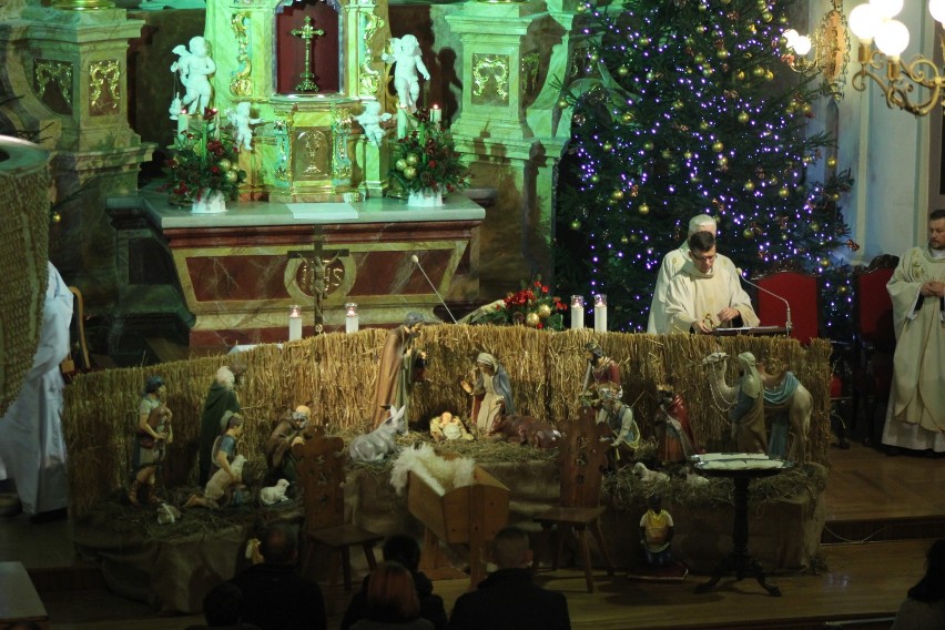 Tłumy świętowały narodzenie Pana Jezusa - Pasterka w parafii św. Apostołów Piotra i Pawła