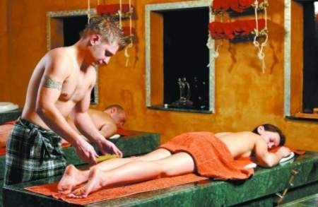 Relaksujący masaż bambusem królewskim to jeden z zabiegów proponowanych klientom w SPA Jelenia Struga. Na razie jest to luksus, na który stać zamożnych. Ale tych &amp;#8211; jak mówią eksperci &amp;#8211; stale przybywa na Dolnym Śląsku. fot. Jelenia Struga