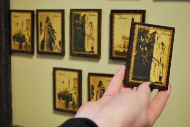 Informacja Turystyczna w Lesznie sprzedaje bardzo oryginalne drewniane magnesy na lodówkę i pocztówki