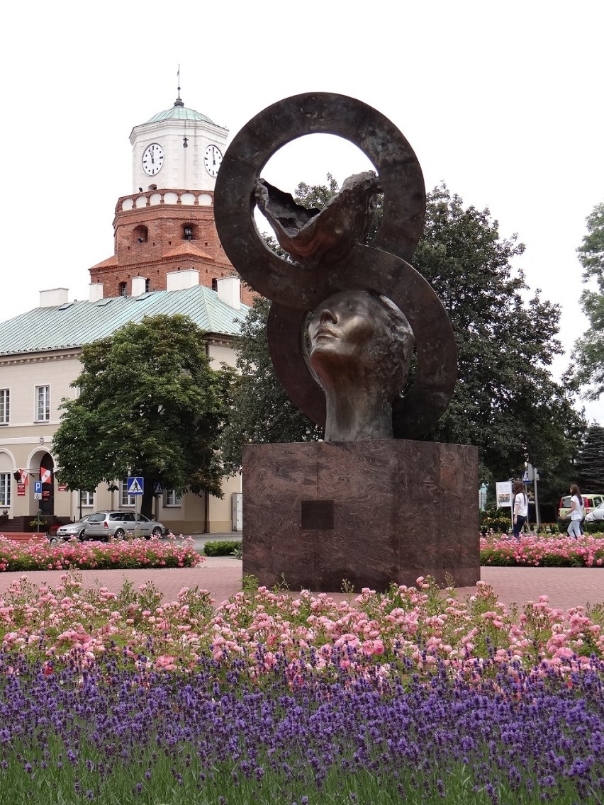 Pomnik w Wieluniu symbolizuje idee Światowego Projektu Pokoju “Wieczna Miłość”, którego twórcą   jest Wojciech Siudmak. Artysta nie chce na tym poprzestać. Jego marzeniem jest urządzenie muzeum w rodzinnym domu