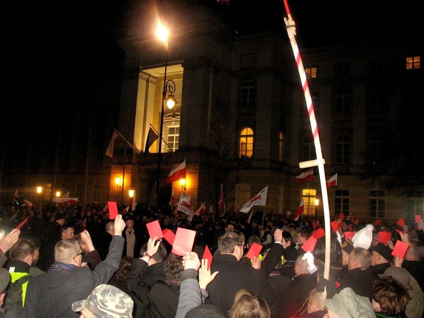Tysiące czerwonych kartek dla Tuska na marszu PiS [Zdjęcia]