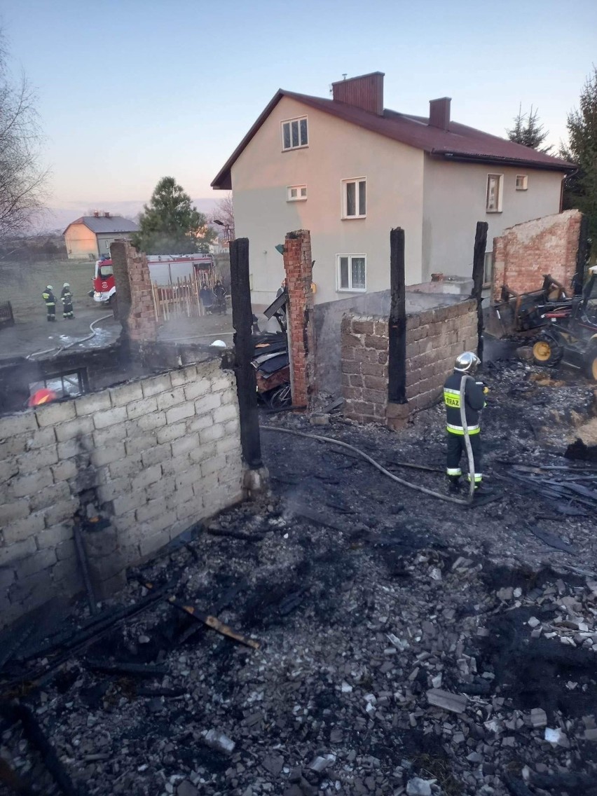 Walka z pożarem w Miechowicach Wielkich trwała przez ponad...