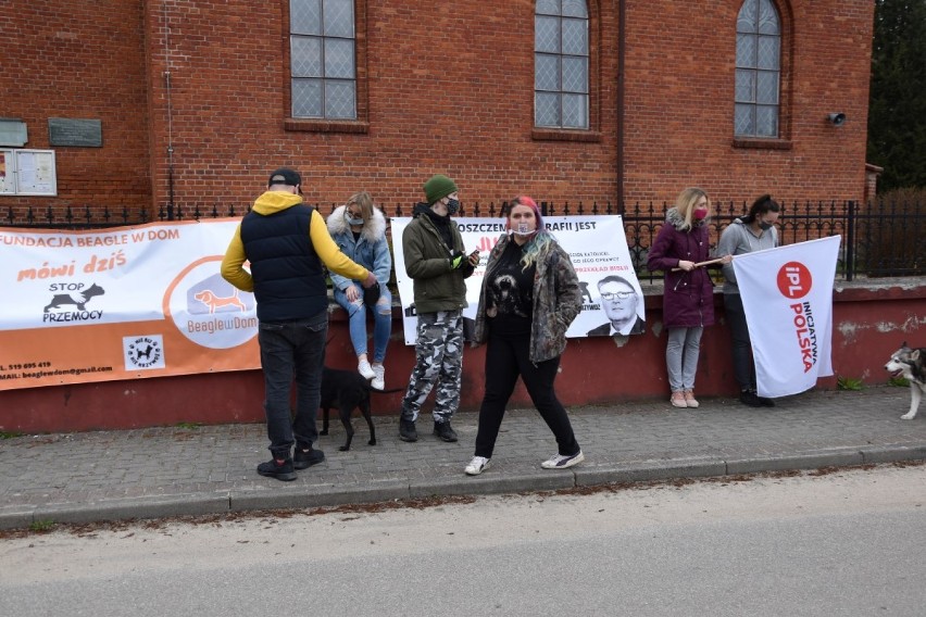Po aferze z Waldemarem B. zorganizowano protest przed parafią w Rekownicy [ZDJĘCIA]