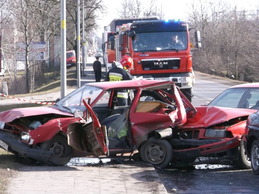 Wypadek na trasie Wrocław - Środa Śląska. Cztery auta rozbite, trzy osoby ranne (ZDJĘCIA)