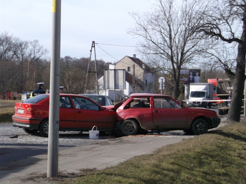 Wypadek na trasie Wrocław - Środa Śląska. Cztery auta rozbite, trzy osoby ranne (ZDJĘCIA)