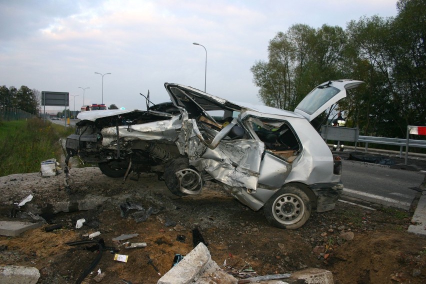 Zniszczony samochód po wypadku między Czekanowem i Szałszą