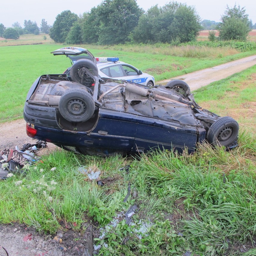 Wypadek w Brzeszczach. Samochód uderzył w mostek i dachował [ZDJĘCIA]