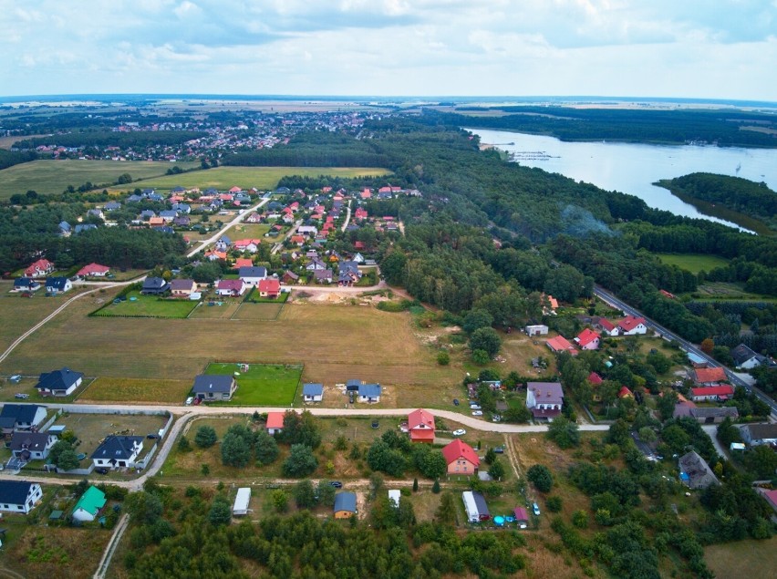 Lubogoszcz koło Sławy na zdjęciach z drona. Urokliwa wieś między Jeziorem Sławskim a lasem
