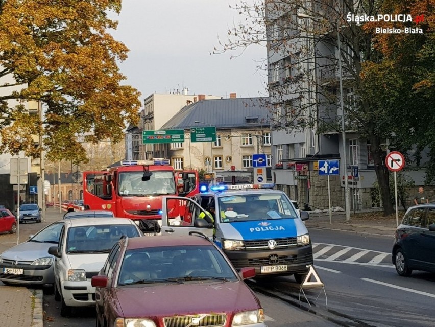 Bielsko-Biała: kierowca fiata wjechał w skodę. Uciekł i chciał się zabić [ZDJĘCIA]