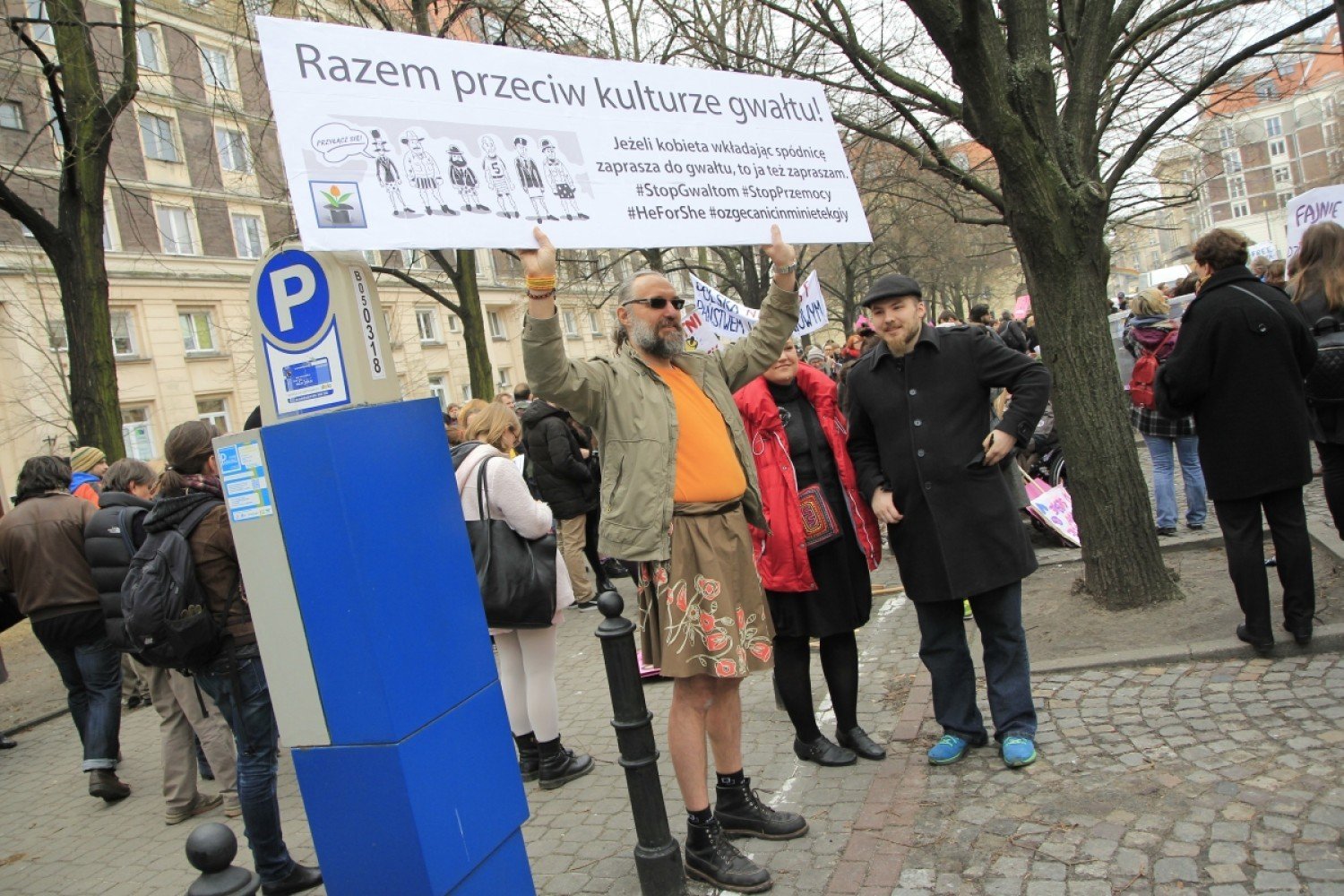Facet w spódnicy na Manifie. Akcja „Razem przeciwko kulturze gwałtu!” |  Warszawa Nasze Miasto