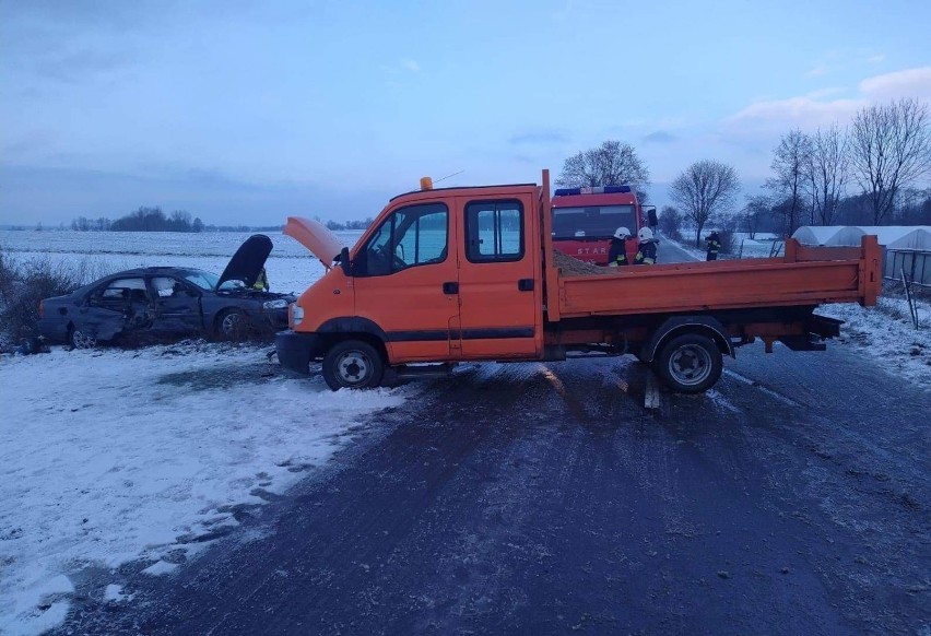 Zderzenie busa z autem osobowym. Cztery osoby są poszkodowane