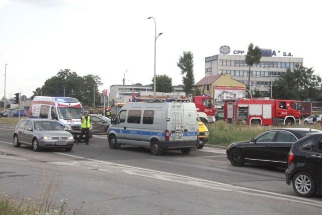 Wypadek i awaria autobusu sprawiły, że w długim korku utknęli w piątek po godzinie 13 zmotoryzowani wyjeżdżający z Kielc ulicą Tarnowską.

