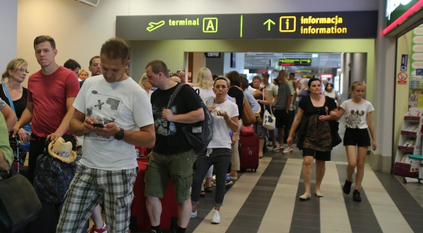 Kraków. Turyści koczowali na lotnisku. Zostali oszukani przez biuro podróży